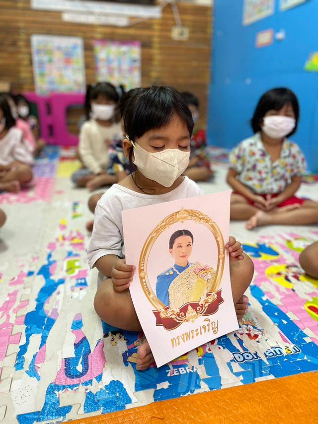 지난 19일 태국 방콕의 한 유치원에서 어린이들이 파 공주의 쾌유를 기원하고 있다. 방콕포스트 캡처