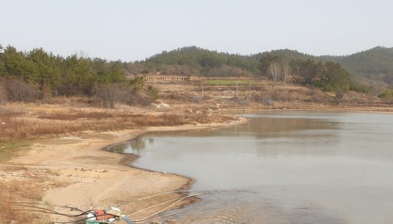 지난 13일 전남 영광 옥실저수지의 물이 줄어 바닥이 드러난 모습. [사진 한국농어촌공사]