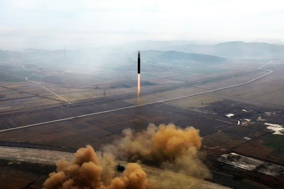 북한은 지난달 18일대륙간탄도미사일(ICBM) '화성-17형' 시험발사에 성공했다며 이튿날 관련 사진을 공개했다. 뉴스1