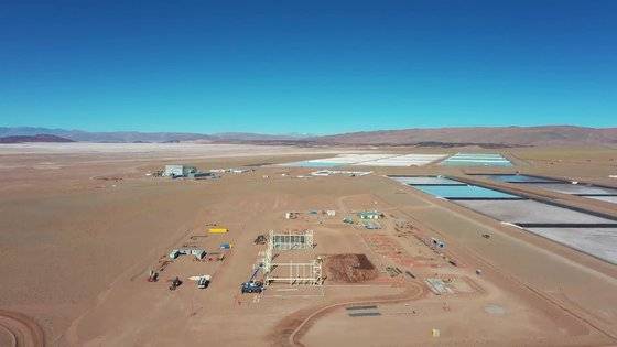살타 주(州)에 위치한 포스코 아르헨티나 리튬광산 전경. 사진 우측 상단 파란색의 커다란 설비가 염호의 염수를 증발시켜 리튬을 추출하기 위한 염전 개념의 시설인 '폰드'다. 포스코.