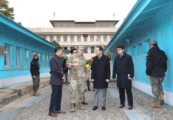 권영세 통일부장관이 지난달 29일 오후 경기도 파주시 판문점에서 군정위 관계자로부터 설명을 듣고 있는 모습. 뉴스1