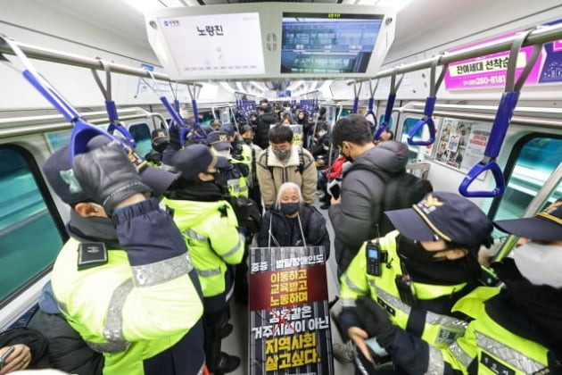 전국장애인차별철폐연대 회원들이 19일 오전 서울 지하철 1호선 용산역에서 지난 14일 지하철 탑승 시위 중 무정차 통과 조치에 규탄하며 기습시위를 하고 있다. / 사진=연합뉴스