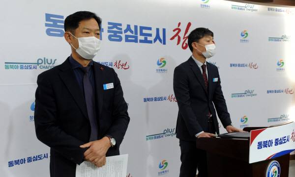 경남 창원시 신병철(사진 오른쪽) 감사관과 재종남 해양항만수산국장이 20일 시청 프레스센터에서 장기 표류 중인 진해웅동지구 복합관광레저단지 개발사업에 대한 감사 결과에 대한 질문에 대답하고 있다. 김성효 기자