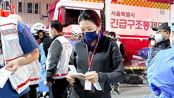 Democratic Party Rep. Shin Hyun-young in the early hours of Oct. 30 is at the scene of a crowd crush in Itaewon, central Seoul, that took 158 lives. [SHIN HYUN-YOUNG FACEBOOK]