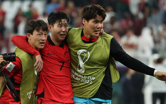 Song Bum-keun, right, celebrates alongside Son Heung-min, center and Lee Jae-sung at the end of the Qatar 2022 World Cup Group H match between Korea and Portugal at Education City Stadium in Al-Rayyan, Qatar on Dec. 3.  [YONHAP]