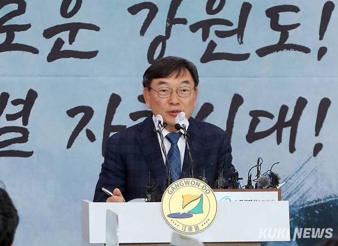 문일재 제6차 강원도 신청사 건립 부지선정위원장이 20일 도청 브리핑룸에서 도 신청사 건립 부지 선정 결과를 발표하고 있다. (강원도 제공)