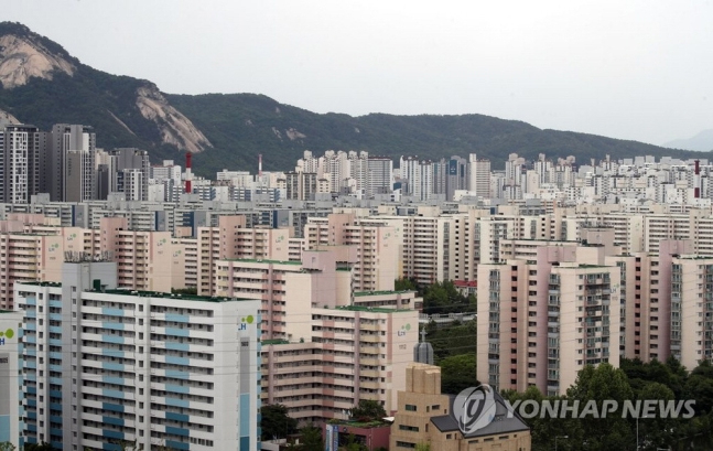 전세계약 만기가 됐지만 세입자에게 보증금을 내주지 못해 갈등을 빚는 집주인이 늘고 있다. 사진은 서울 노원구 일대 아파트 전경. [사진 출처 = 연합뉴스]