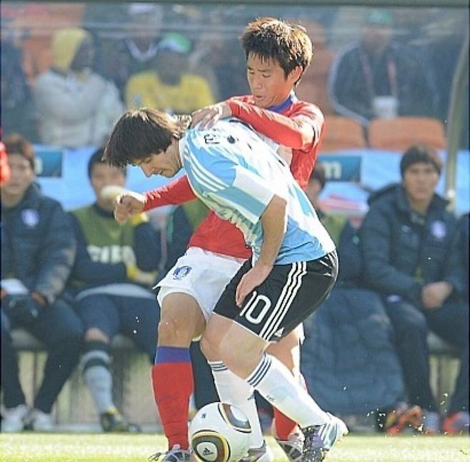 2010 남아공월드컵 아르헨티나-대한민국 조별경기에서 메시 선수를 막아선 오범석. [오범석 인스타그램 캡쳐]