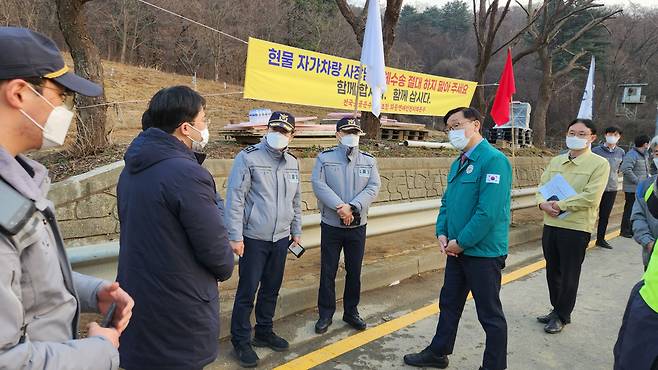 어명소 국토교통부 제2차관(오른쪽 두 번째)이 3일 오후 경기 성남시 대한송유관공사 서울지사를 방문해 화물노조 파업에 따른 휘발유, 경유 등 국내 석유제품 출하 현장을 점검하고 있다. [연합]