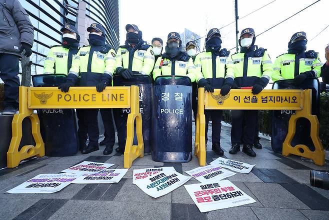 20일 오전 서울 종로구 일본대사관 앞에서 한일역사정의평화행동이 일본 정부 '반격 능력' 보유 선언 철회를 요구하는 기자회견이 열린 가운데 경찰들이 거리를 막아서고 있다. [연합뉴스]