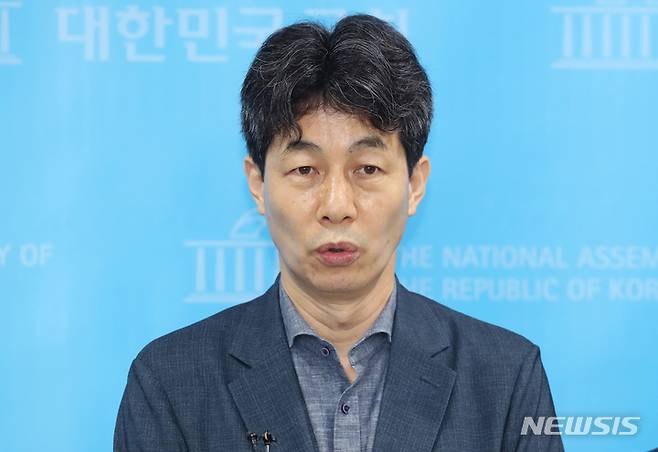 [서울=뉴시스] 고범준 기자 = 윤건영 더불어민주당 서해 공무원 사망사건 TF 위원이 지난 7월13일 국회 소통관에서 열린 흉악 범죄 북한 주민 북송 관련 팩트체크 기자회견에서 취재진의 질문에 답하고 있다. (공동취재사진) 2022.07.13. photo@newsis.com