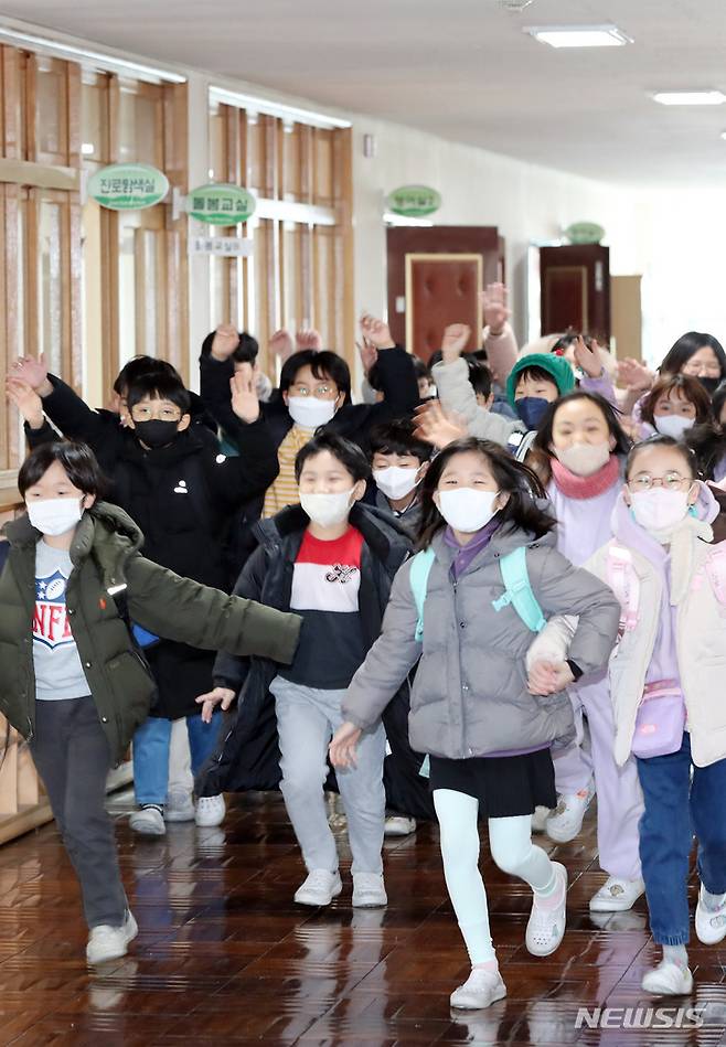 [부산=뉴시스] 하경민 기자 = 겨울방학식이 열린 20일 부산 동래구 온천초등학교 3학년 교실에서 학생들이 밝은 표정으로 귀가하고 있다. 2022.12.20. yulnetphoto@newsis.com