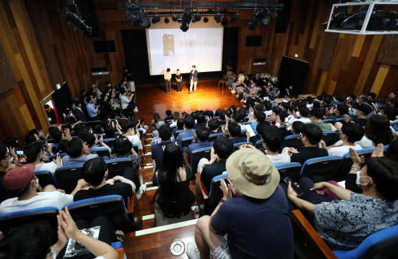 유승민 국민의힘 전 의원이 9일 대구 수성구 매호동 아트센터달에서 자신의 저서‘야수의 본능으로 부딪쳐라’북콘서트를 진행하고 있다. 2022.7.9 연합뉴스