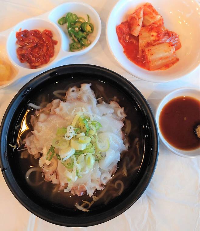 깔끔한 맛이 매력적인 문어국밥