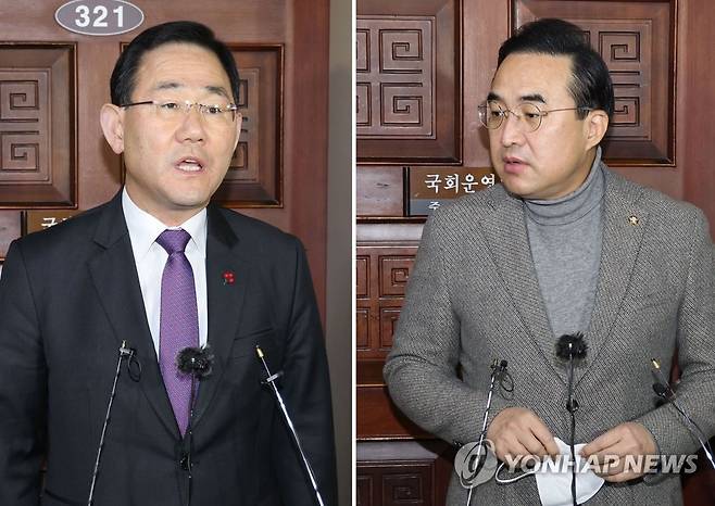 질문에 답하는 양당 원내대표  국민의힘 주호영 원내대표(왼쪽)와 더불어민주당 박홍근 원내대표가 지난 18일 오전 서울 여의도 국회 운영위원장실에서 양당 원내대표-경제부총리 회동을 마치고 각각 기자들의 질문에 답하고 있다. [연합뉴스 자료사진]