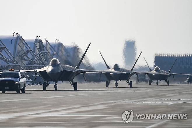 지상활주 하는 미국 F-22 전투기 (서울=연합뉴스) 20일 한미 연합공군훈련을 위해 한반도 인근에 전개한 미국 F-22 전투기가 군산기지에 착륙하여 지상활주하고 있다. 2022.12.20 [국방부 제공. 재판매 및 DB 금지] photo@yna.co.kr