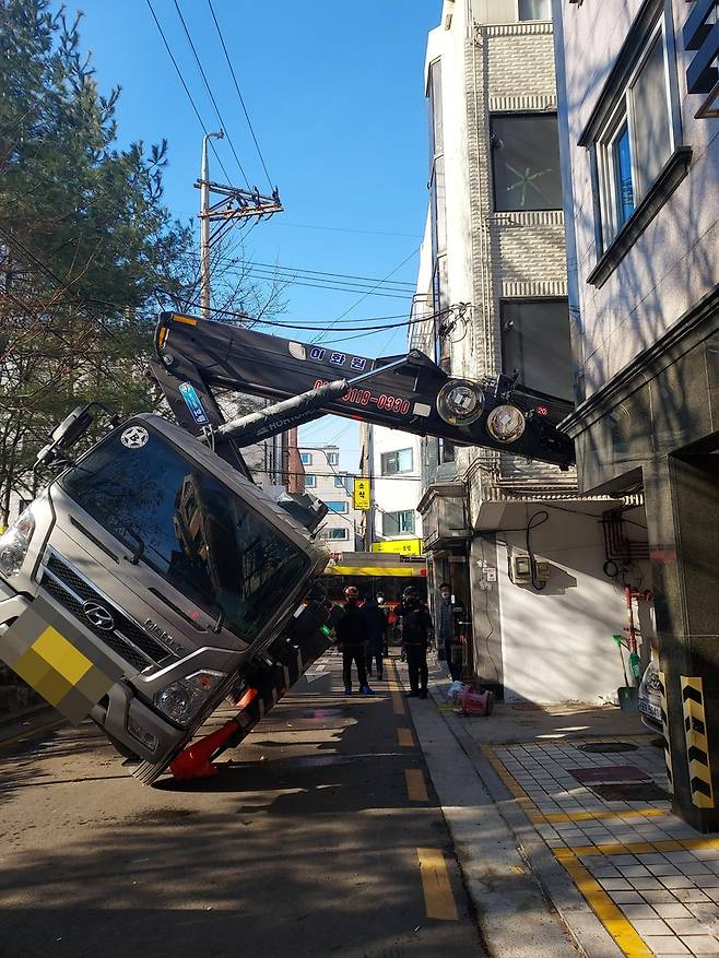 (서울=연합뉴스) 서울 송파구 가락동에서 20일 오후 1시 37분께 건물 고층 작업을 하던 고소작업차(스카이차)가 전도해 작업자 1명이 경상을 입었다. [송파소방서 제공. 재판매 및 DB 금지]