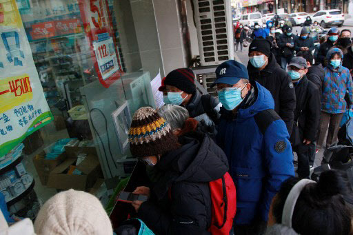 중국 동부 장쑤성 난징의 한 약국 앞에 약을 사기 위해 줄을 선 주민들.(사진=AFP)