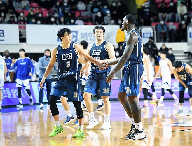 프로농구 KCC가 kt를 격파하고 상승세를 이어갔다. [KBL 제공]