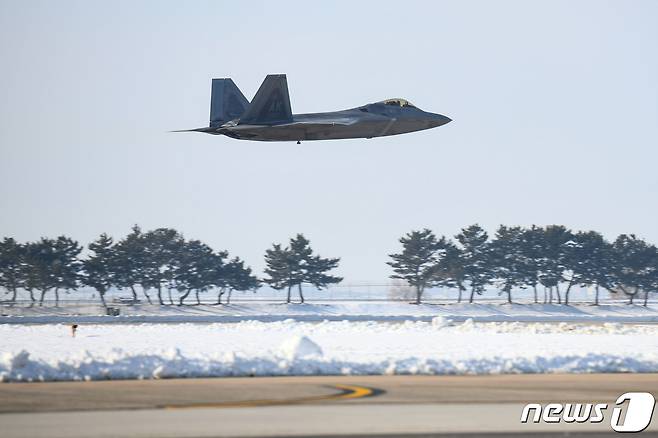 20일 한미 연합공군훈련을 위해 한반도에 전개한 미국 F-22 전투기가 군산기지에 착륙하고 있다.(국방부 제공) 2022.12.20/뉴스1