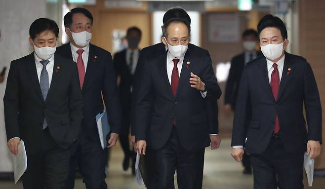 추경호 경제부총리 겸 기획재정부 장관과 관계부처 장·차관들이 21일 서울 종로구 세종대로 정부서울청사에서 2023년 경제정책방향 합동 발표를 하기 위해 이동하고 있다./뉴스1
