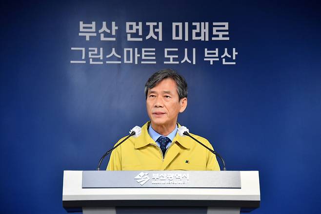 부산시 이병진 행정부시장이 21일 오후 부산시청 브리핑룸에서 '겨울철 코로나 백신 추가접종 대시민 권고문'을 발표하고 있다./부산시