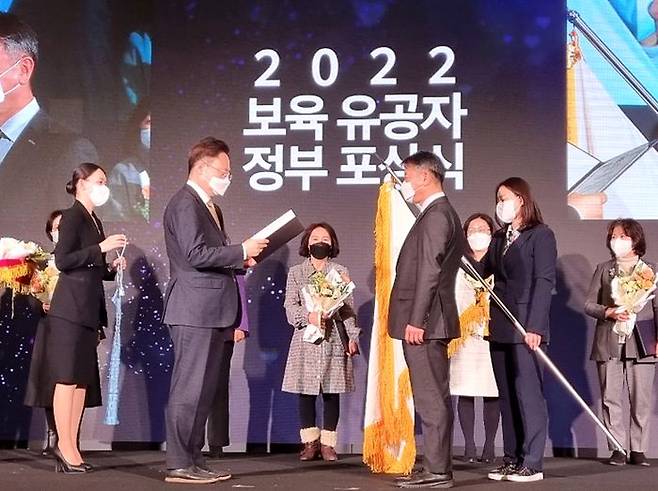 이희준 제1부시장 '2022년 보육 유공 정부포상' 국무총리상을 받고 있다.ⓒ용인시 제공