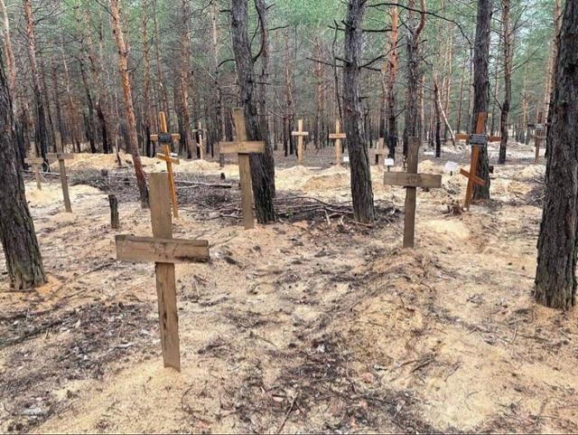 우크라이나 하르키우주 이지움에서 발견된 집단 매장지. 440개가 넘는 작은 무덤 위에 나무로 만든 십자가가 놓여 있다. 우크라이나 국방부 트위터
