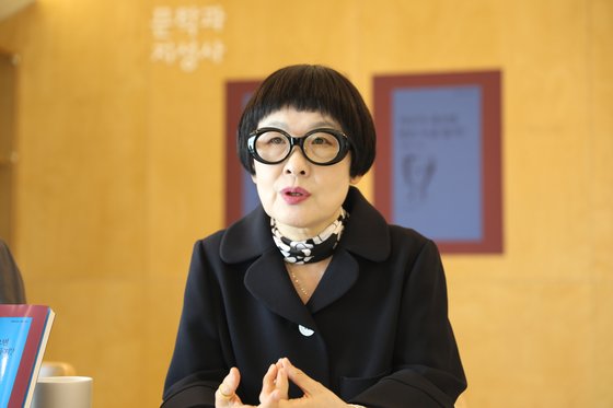 김혜순(67)시인은 시 부문에서 가장 권위있는 상으로 꼽히는 '그리핀 시 문학상'을 수상한 아시아 최초의 여성으로, 현재 한국 시인 중 가장 세계적으로 알려진 시인이다. 과거 고은 시인이 그리핀 공로상을 수상한 적이 있지만, 김혜순 시인은 2016년 펴낸 『죽음의 자서전』으로 작품에 주어지는 '본상'을 수상했다. 사진 문학과 지성사