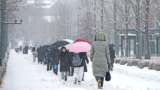 수도권에 대설주의보가 발효된 21일 오전 서울 서대문구 연세대학교에서 시민·학생들이 발걸음을 재촉하고 있다. 뉴스1