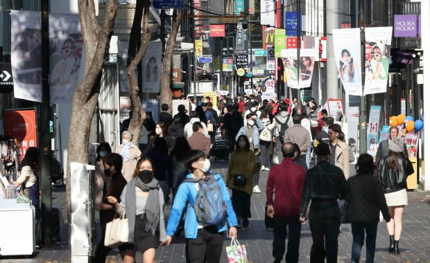 평일 낮 서울 중구 명동거리가 인파로 붐비고 있다./사진=한경DB