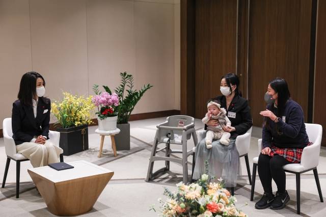 김건희 여사가 20일 오후 한국한부모가족복지시설협회의 초청으로 한부모 가족 한마당 행사에 참석해 사전 환담을 하고 있다. 대통령실 제공