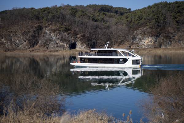 도담삼봉 일대 남한강을 운항하는 유람선.