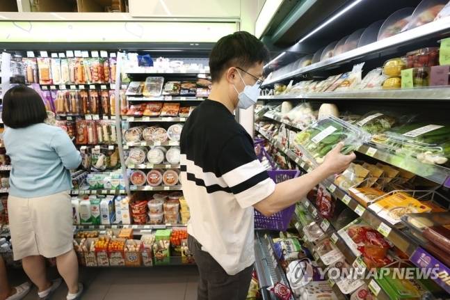 손님들이 편의점에서 물건을 고르고 있다. 기사와 무관. [사진출처 = 연합뉴스]