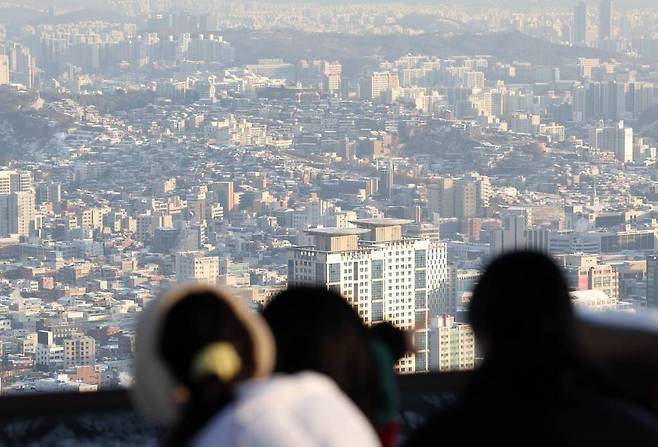 서울 중구 남산에서 아파트와 주택가가 내려다보이고 있다. /사진제공=뉴스1