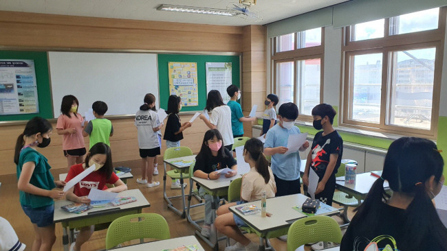 지난 6월 경북 포항시 구정초등학교 3학년 학생들이 ‘비폭력 대화’를 바탕으로 본인에게 있었던 일을 친구와 이야기하고 있다. 초록우산 어린이재단 제공