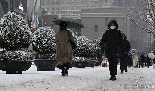 눈이 많이 내린 21일 오전 서울 시내 모습.[헤럴드 DB]