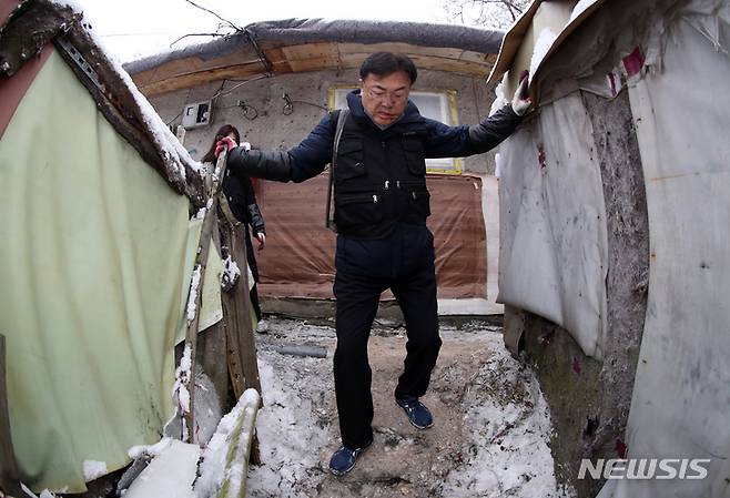 [서울=뉴시스] 고승민 기자 = 정진석 국민의힘 비상대책위원장과 당직자들이 21일 서울 구룡마을에서 연탄나눔 봉사를 하고 있다. 2022.12.21. kkssmm99@newsis.com