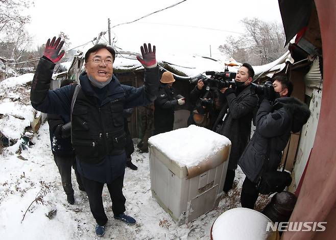 [서울=뉴시스] 고승민 기자 = 정진석 국민의힘 비상대책위원장과 당직자들이 21일 서울 구룡마을에서 연탄나눔 봉사를 하고 있다. 2022.12.21. kkssmm99@newsis.com