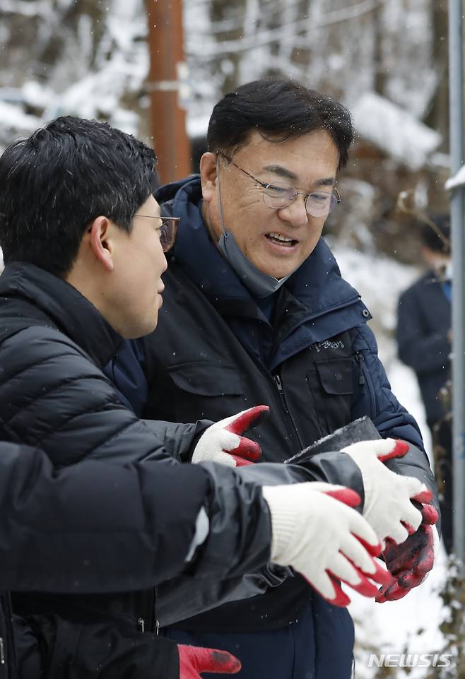 [서울=뉴시스] 고승민 기자 = 정진석 국민의힘 비상대책위원장과 당직자들이 21일 서울 구룡마을에서 연탄나눔 봉사를 하고 있다. 2022.12.21. kkssmm99@newsis.com