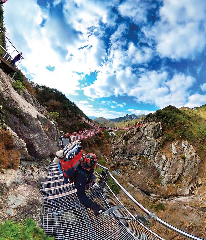 깎아지른 듯한 절벽을 가로지르는 출렁다리에서 바라보는 풍경이 아찔하다.
