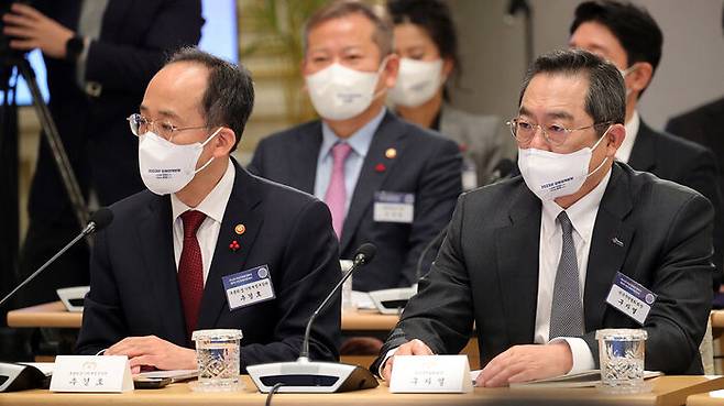 경청하는 추경호 부총리와 구자열 무역협회장(오른쪽) (사진=대통령실통신사진기자단, 연합뉴스)