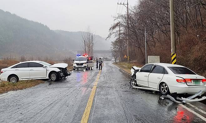 21일 낮은 기온에 비까지 내리면서 울산 지역 곳곳에서 교통사고가 잇달았다. 이날 울산 울주군의 한 도로에서 교통사고가 난 모습. 연합뉴스