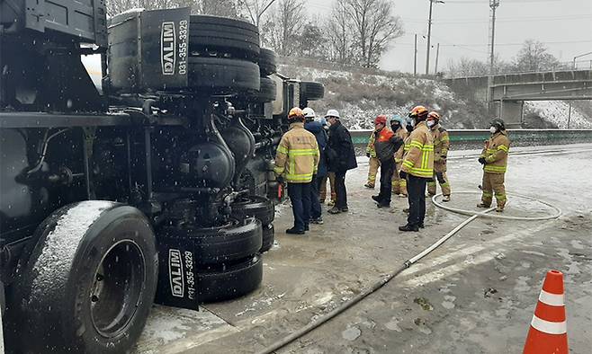 21일 8시 49분께 경기 여주시 가남읍 중부내륙고속도로 창원 방향 남여주 IC 인근에서 LPG 12t을 싣고 있던 탱크로리 차량 1대가 눈길에 전도되는 사고가 나 LPG 일부가 공기 중으로 누출됐다. 사진은 사고 차량이 전도돼있는 모습. 연합뉴스