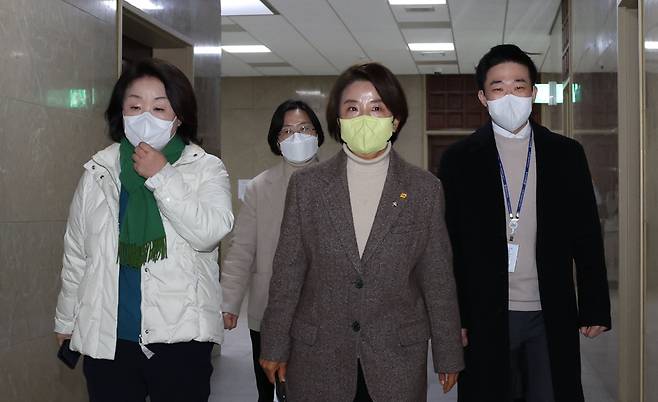 정의당 이은주 원내대표(왼쪽 두번째)가 21일 오전 국민의힘 주호영 원내대표와 면담하기 위해 국회 운영위원장실로 향하고 있다. 왼쪽은 심상정 의원 ⓒ연합뉴스