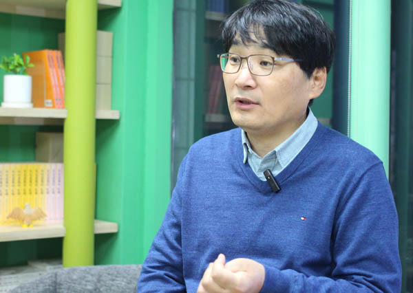 남재작 한국정밀농업연구소 소장이 지난 12월 13일 서울 삼청동에서 열린 사단법인 다른백년의 ‘농업의 미래, 미래의 농업’ 강연에서 기후변화로 가시화된 식량위기의 심각성을 설명하고 있다. / 주영재 기자