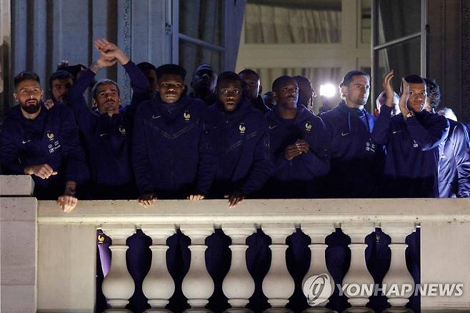 파리로 돌아와 팬들에게 인사하는 프랑스 축구 국가대표팀  [AFP=연합뉴스 자료사진. 재판매 및 DB 금지]