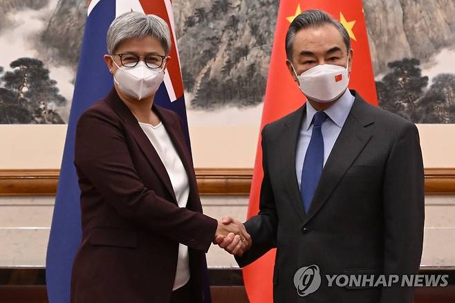 왕이 中 외교부장과 악수하는 페니 웡 호주 외교장관 (베이징 EPA=연합뉴스) 중국을 방문한 페니 웡 호주 외교장관(왼쪽)이 21일 베이징에서 왕이 중국 외교부장과 악수하고 있다. 호주 외교장관은 양국 수교 50주년을 기념해 4년 만에 중국을 방문했다. 2022.12.21 ddy04002@yna.co.kr