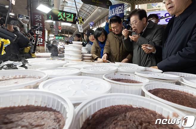 이재명 더불어민주당 대표가 22일 오전 경북 안동시 옥야동 안동중앙신시장을 찾아 팥죽을 먹고 있다. 2022.12.22/뉴스1 ⓒ News1 이재명 기자