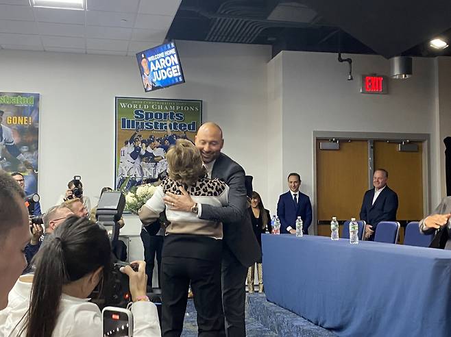 애런 저지의 어머니 패티 저지에게 꽃다발을 증정한 후 포옹하는 데릭 지터. 크리스 커슈너 기자 SNS 캡쳐.